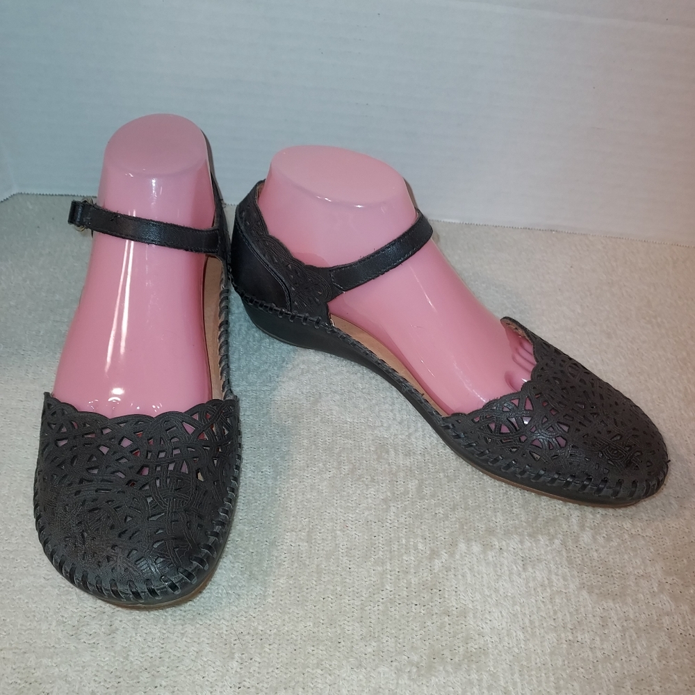 Pikolinios P. Vallarta Leather Flats with cutouts/velcro closure sz 39
